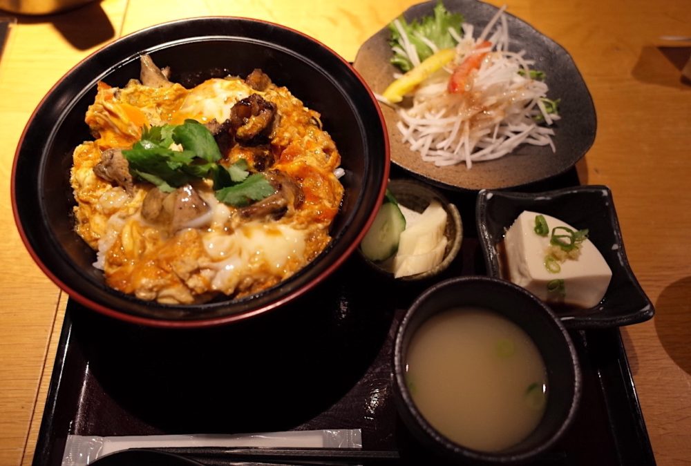 恵比寿で親子丼ランチ 宮崎地鶏炭火焼 車さんでは 小鉢の豆腐に驚いた