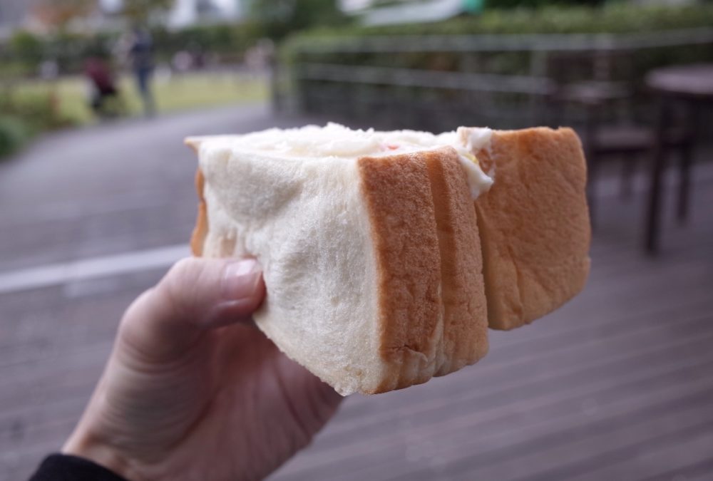 横からパン