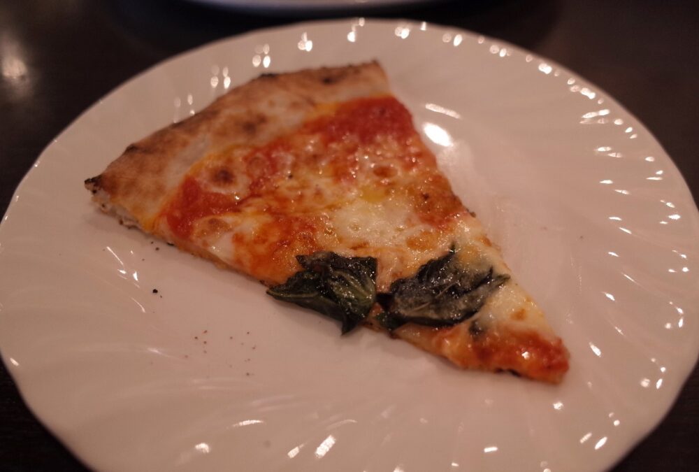 一切れのマルゲリータピザ