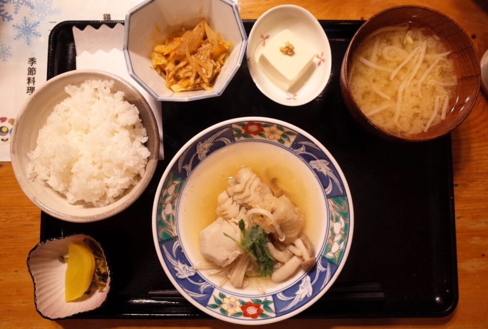 上から本日の煮魚定食