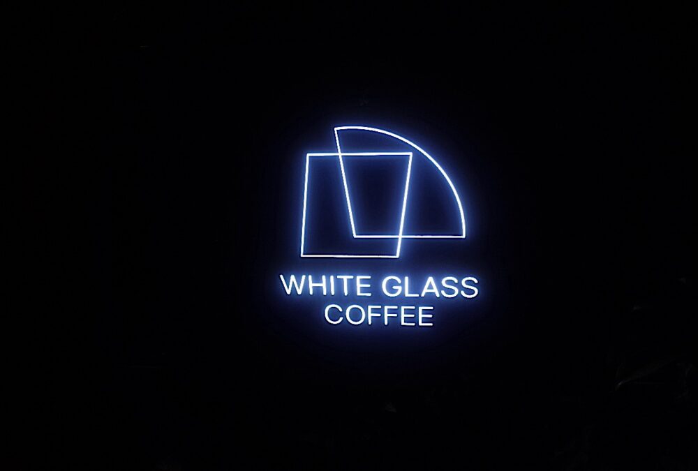 ホワイトグラスコーヒーさん看板