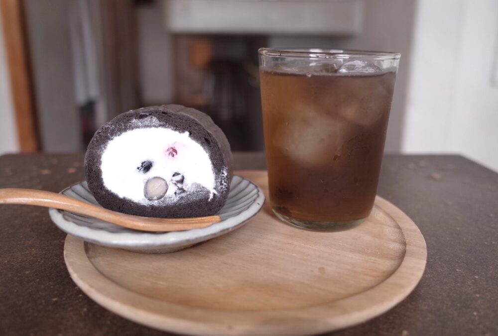 塩黒豆ロールケーキ(くろ)と黒豆茶