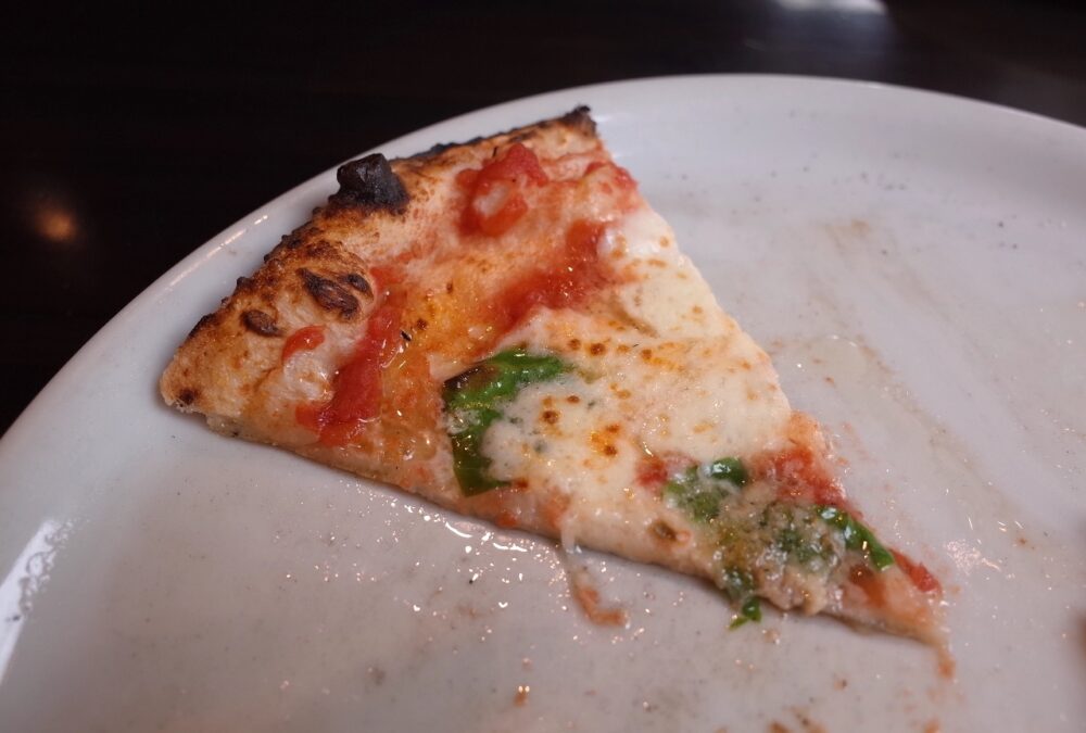 一口のマルゲリータピザ