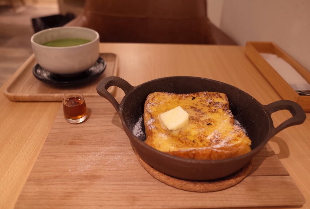 黄金卵のふわとろフレンチトースト (プレーン)と抹茶ラテ