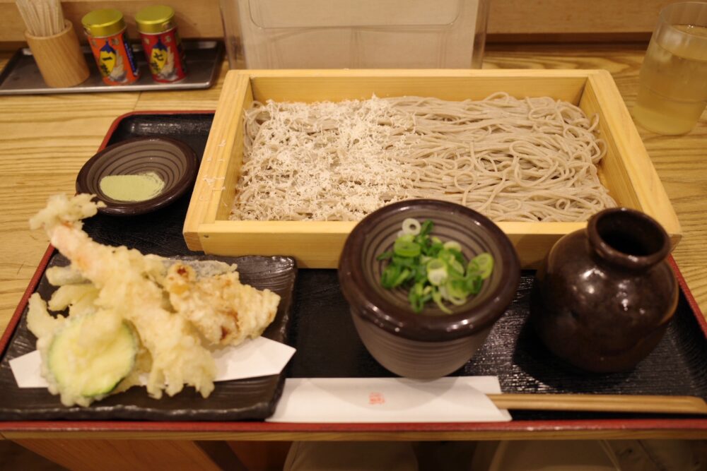 雪板蕎麦(1.5玉)と天ぷら盛り合わせA
