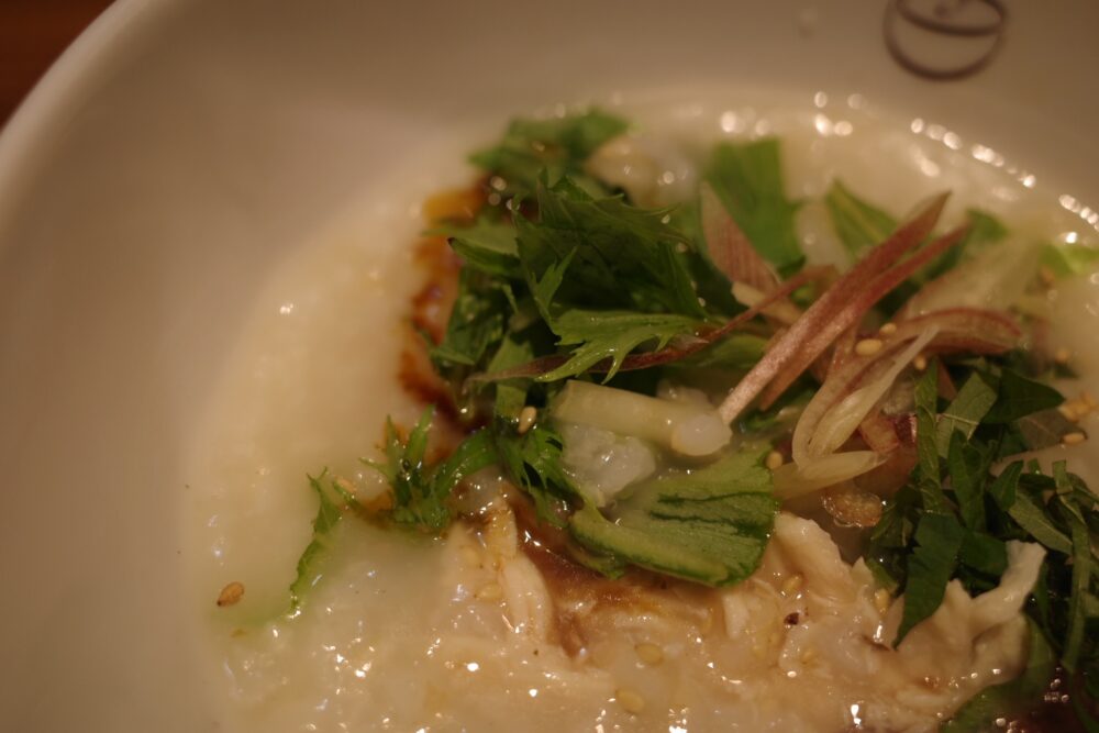 蒸し鶏とみょうがのおかゆ 梅味仕立ての表面