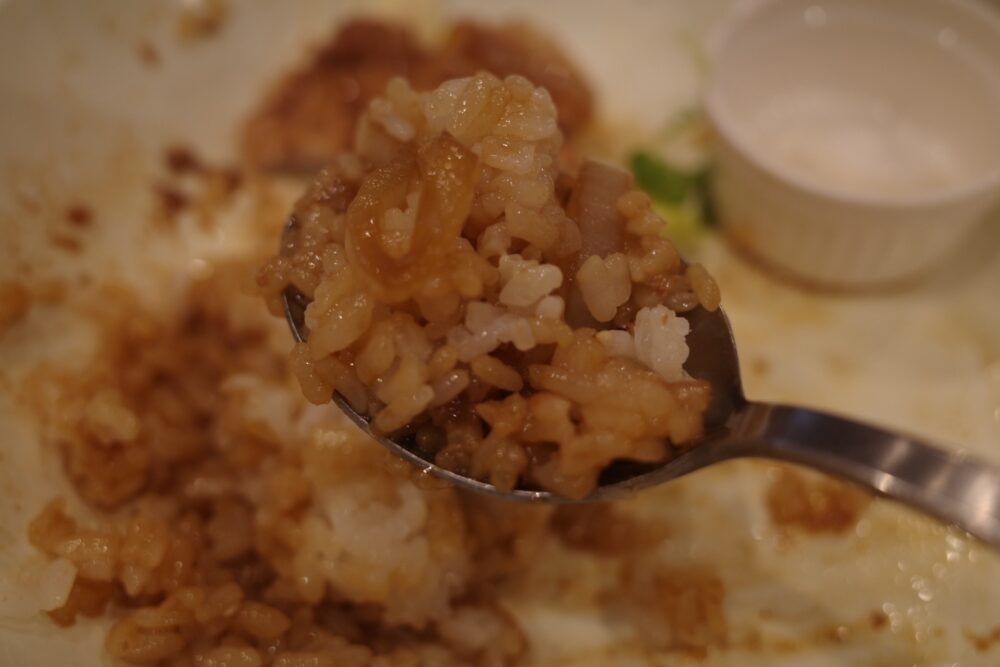 一口のしょうが焼きごはん