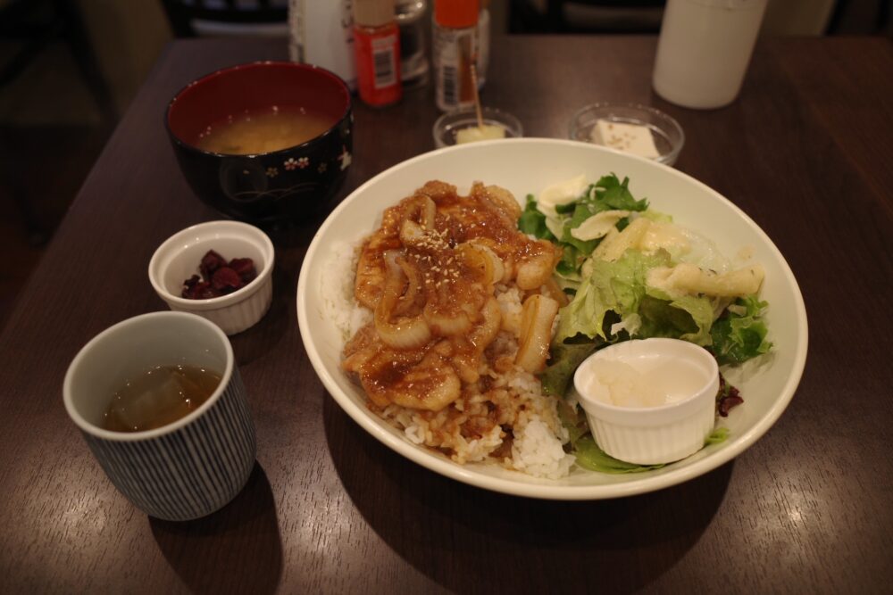 汁ごと食べるしょうが焼きごはん定食