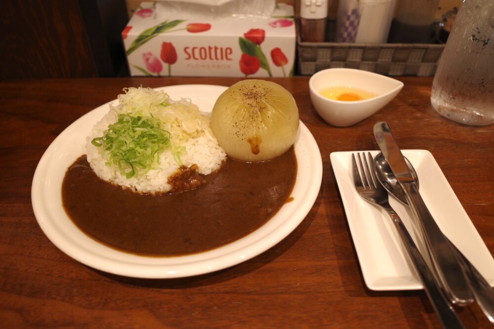 淡路島産丸ごと玉ねぎカレー＋生たまご＋ハーブねぎ