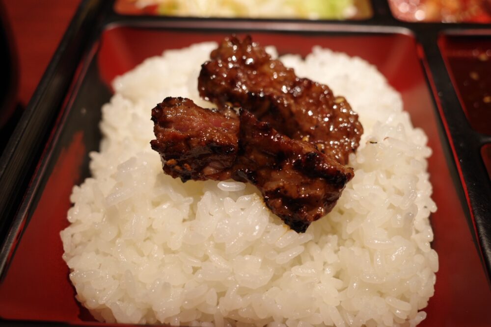 ハラミをのせたご飯