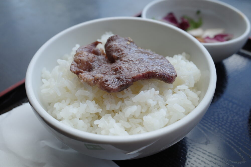 牛タンをのせたご飯