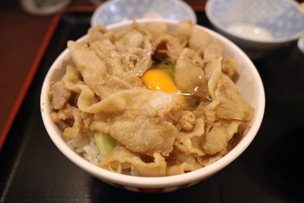 卵をかけた名物スタミナ丼