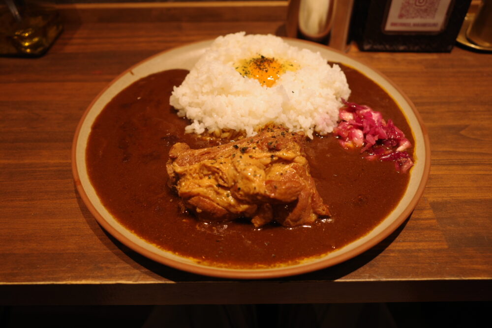 ほろほろ肉塊 骨付きポークスペアリブカレー＋生たまご