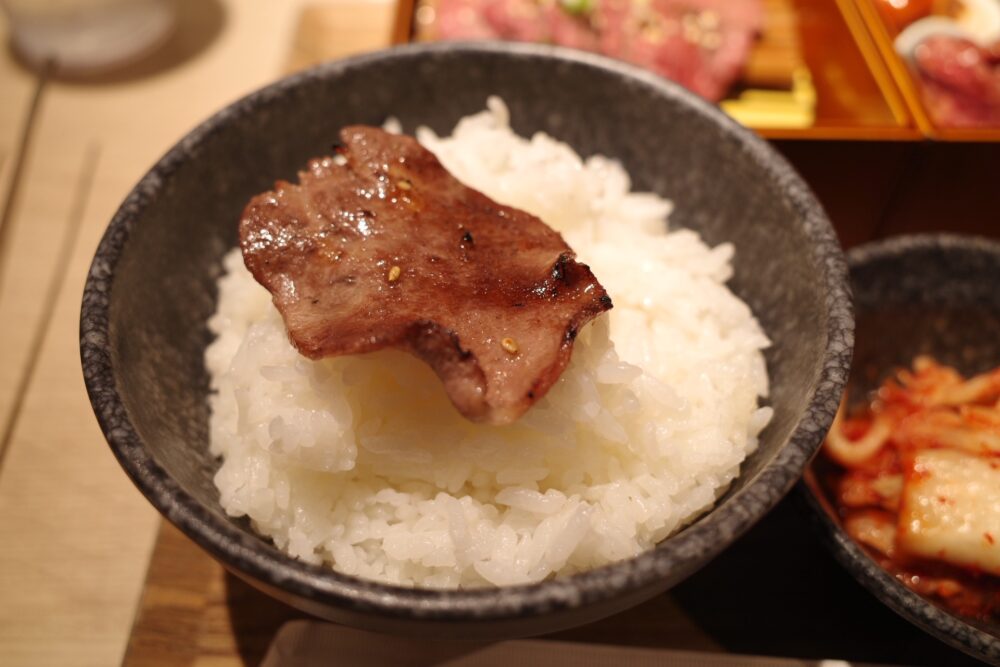 上タン塩をのせたご飯