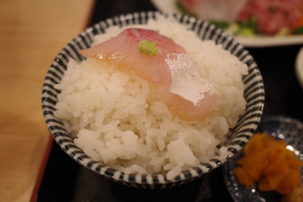 刺身をのせたご飯