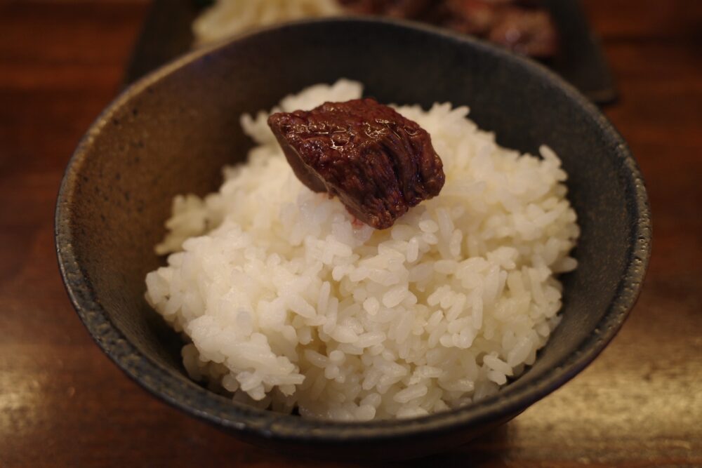 ハラミステーキをのせたご飯