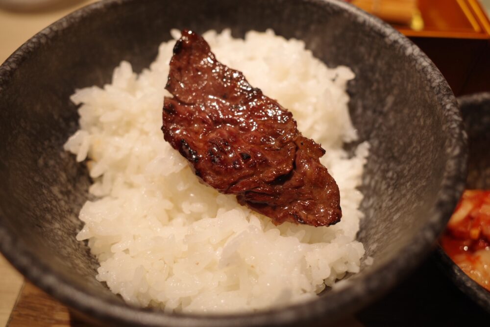 生ハラミをのせたご飯