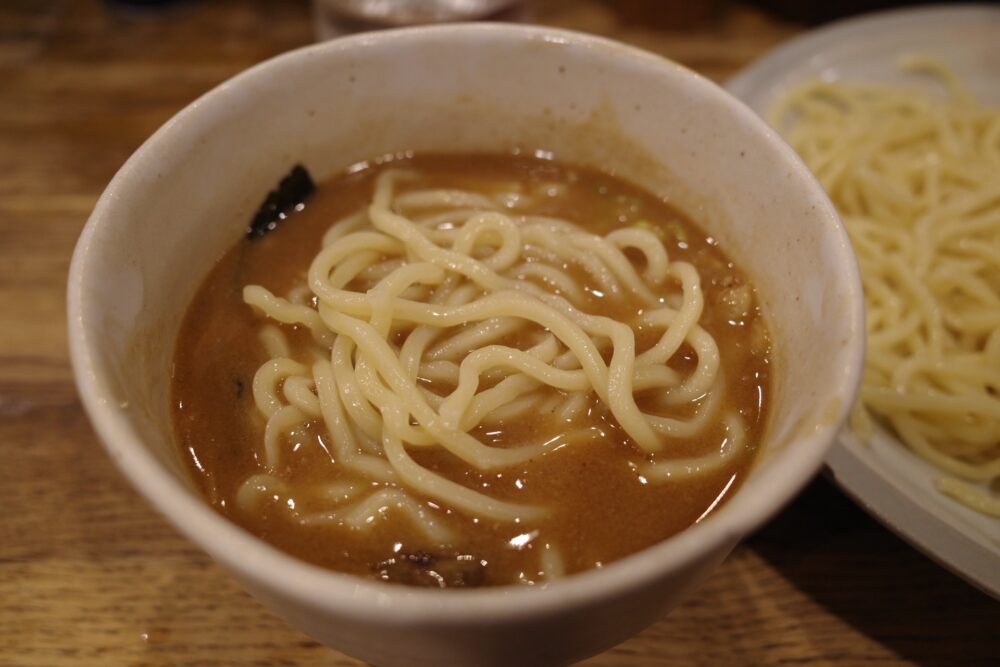 つけ汁をつけた麺