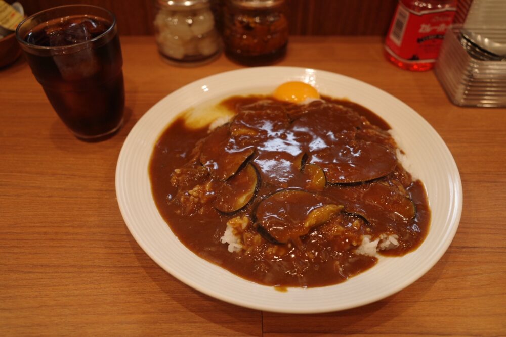 なすカレー+生玉子とコーラ