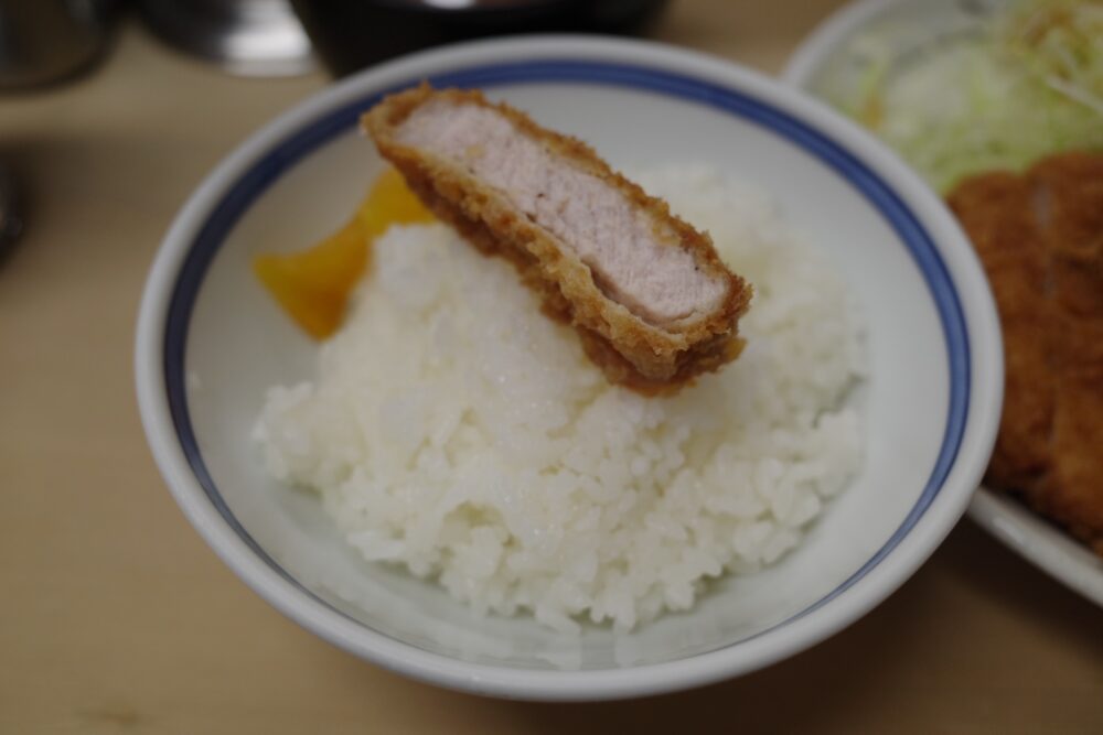 とんかつをのせたご飯