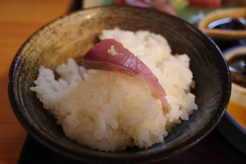 刺し身をのせたご飯