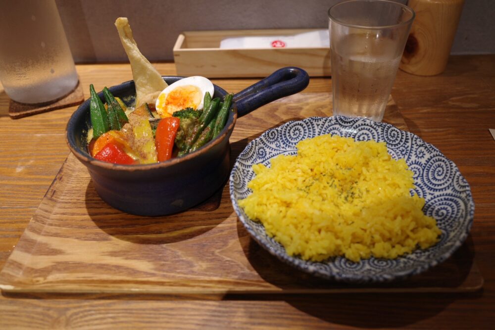 野菜たっぷりベジタブルスープカレーとターメリックライス