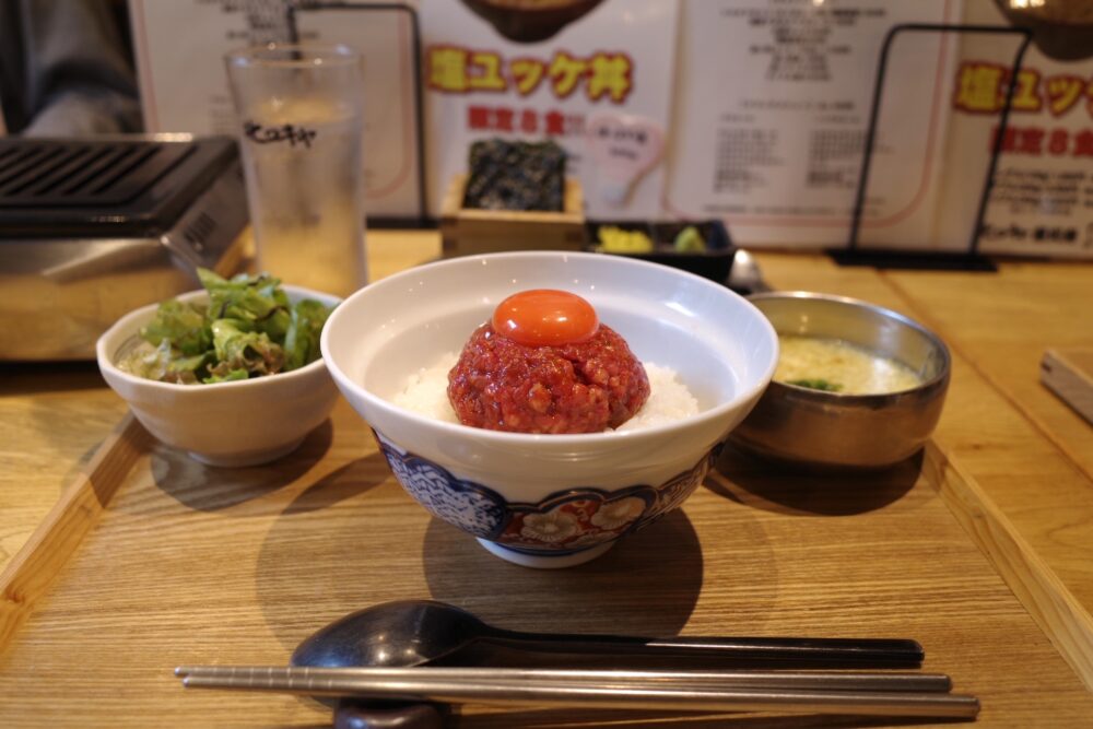 横から究極のユッケ丼 シングルセット