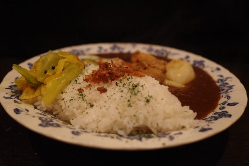 横から欧風カレー＋半熟玉子