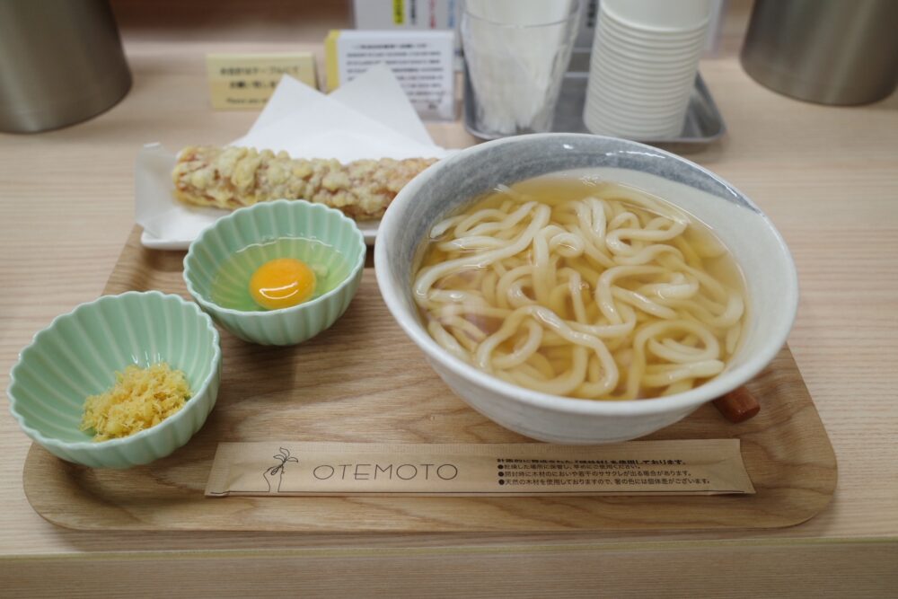 かけうどんと昔ながらの讃岐の焼き竹輪天セット