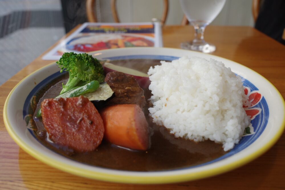 横から季節の野菜とポークカレースペシャル