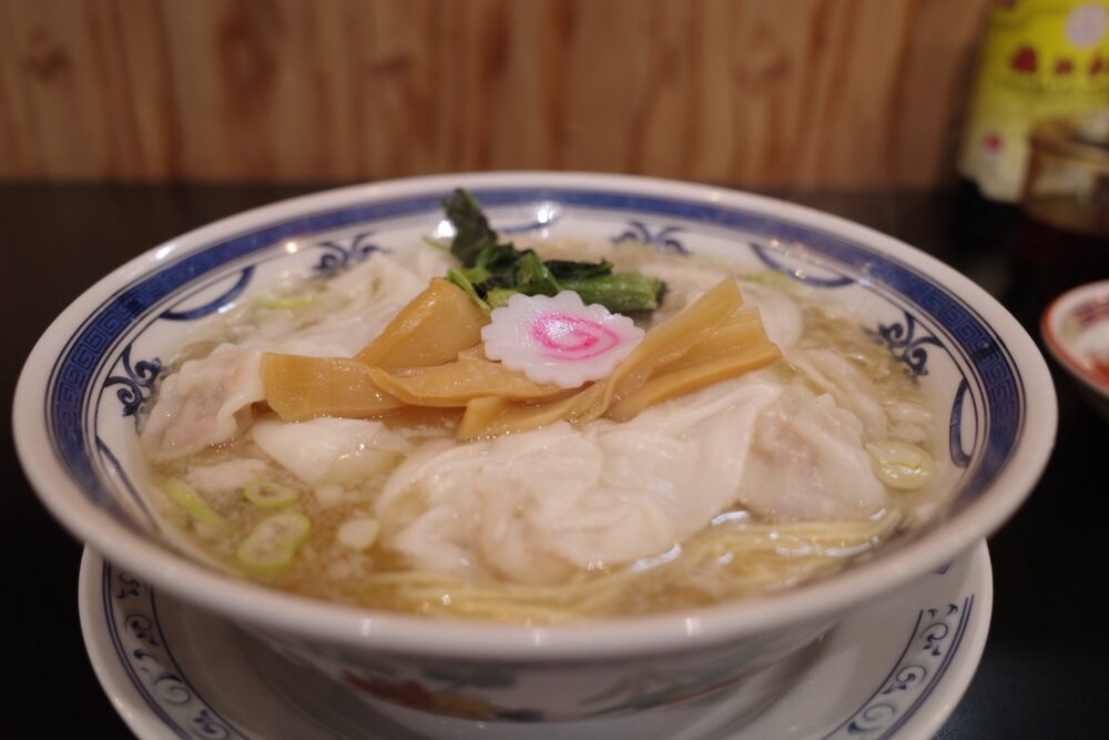 横からわんたん麺