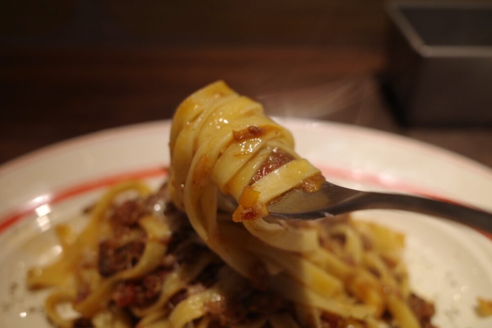 一口のビーフボロネーゼパスタ