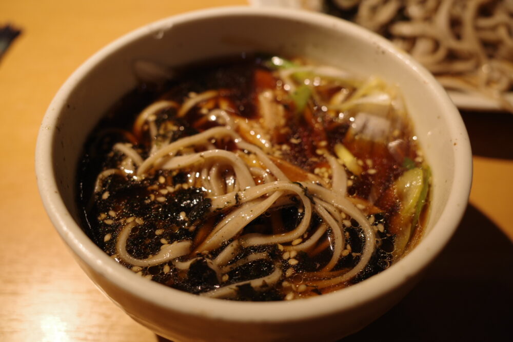 蕎麦をつけたチャーシュー入り鶏玉つけ汁