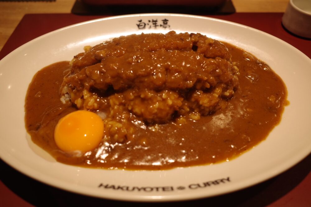 生たまごをのせた大麦仕上三元豚使用とんかつカレー