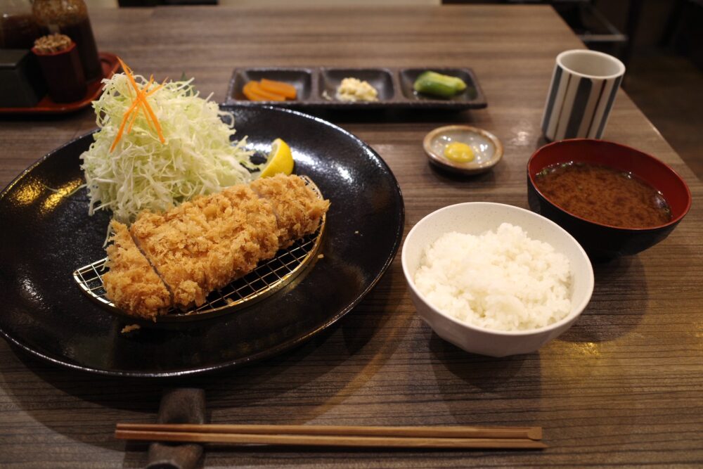 南の島豚ロースかつ定食