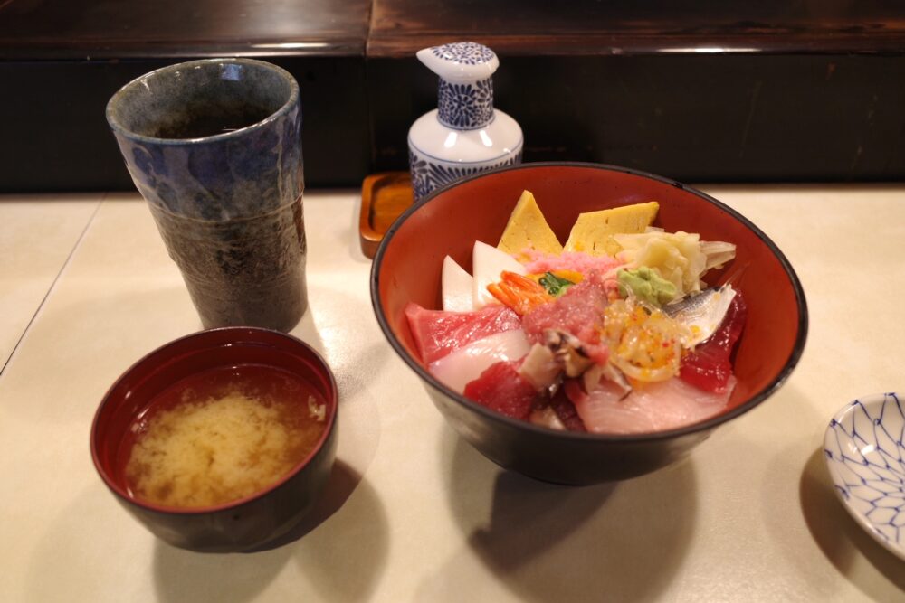 ちらし ご飯少なめと味噌汁