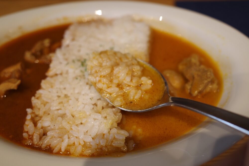 一口のバターチキンカレー