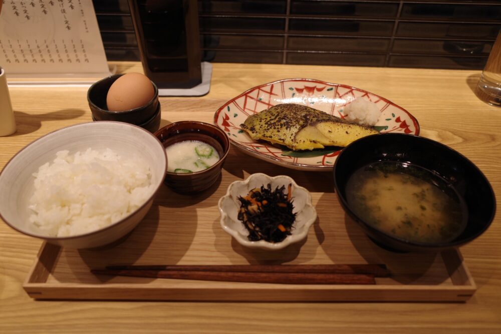 銀ヒラスの西京焼き定食＋生卵