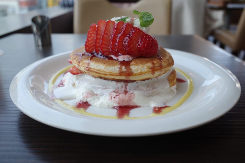 横からストロベリーデコレのパンケーキ