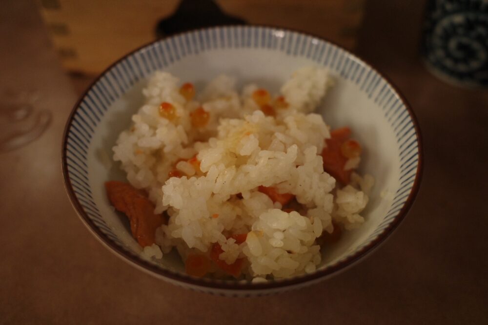 盛り付けた鮭とイクラの釜めし