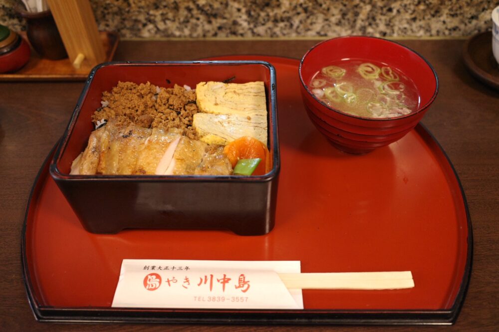 開けた後のきじ焼重とスープ
