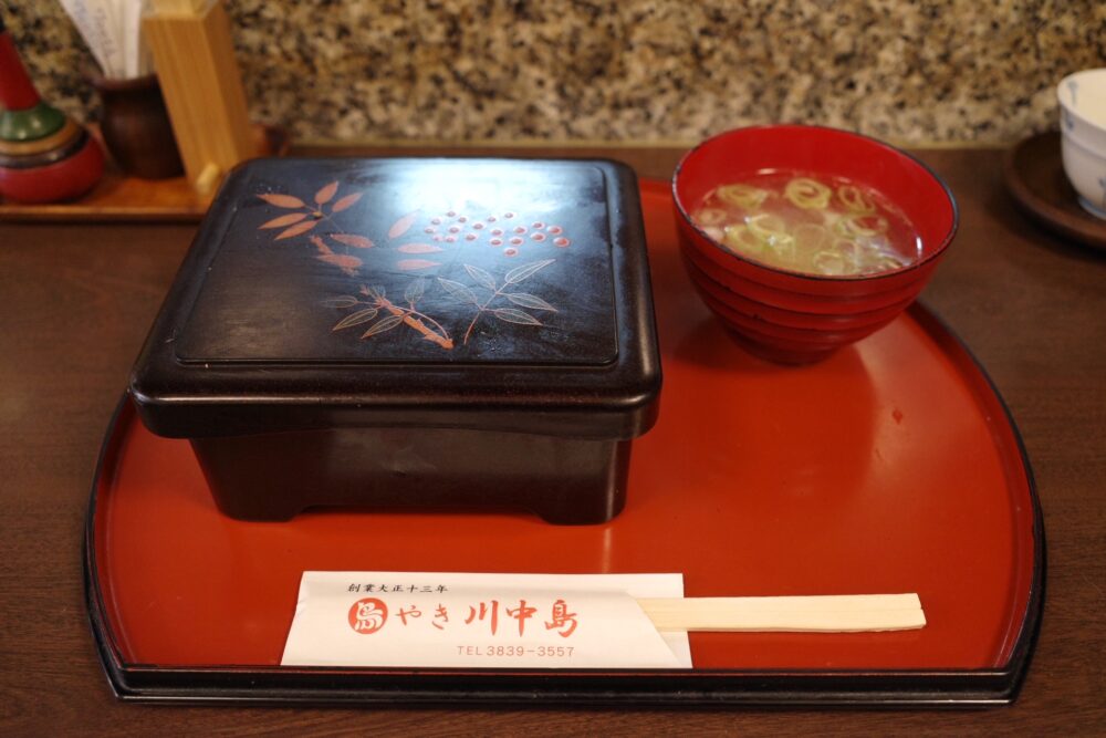 開ける前のきじ焼重とスープ