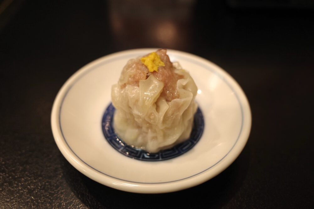 からしをつけたシュウマイ