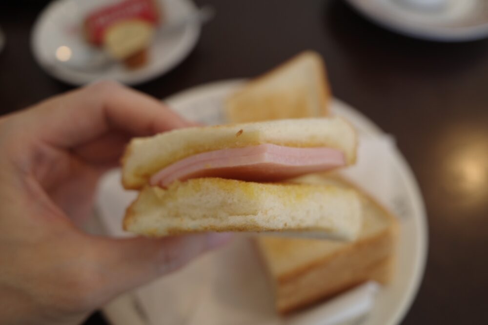 一口のハムトースト