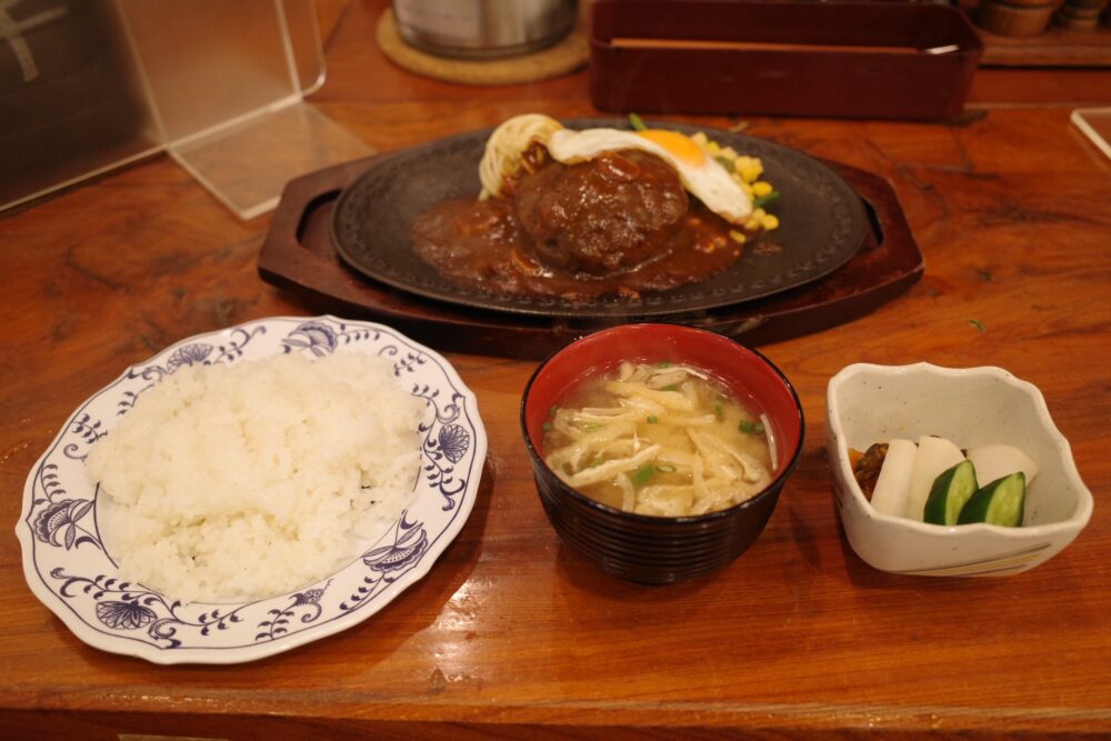 鉄板焼きハンバーグステーキ フランス風＋フライドエッグ+ご飯セット