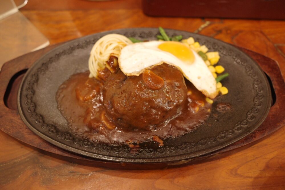 鉄板焼きハンバーグステーキ フランス風＋フライドエッグ