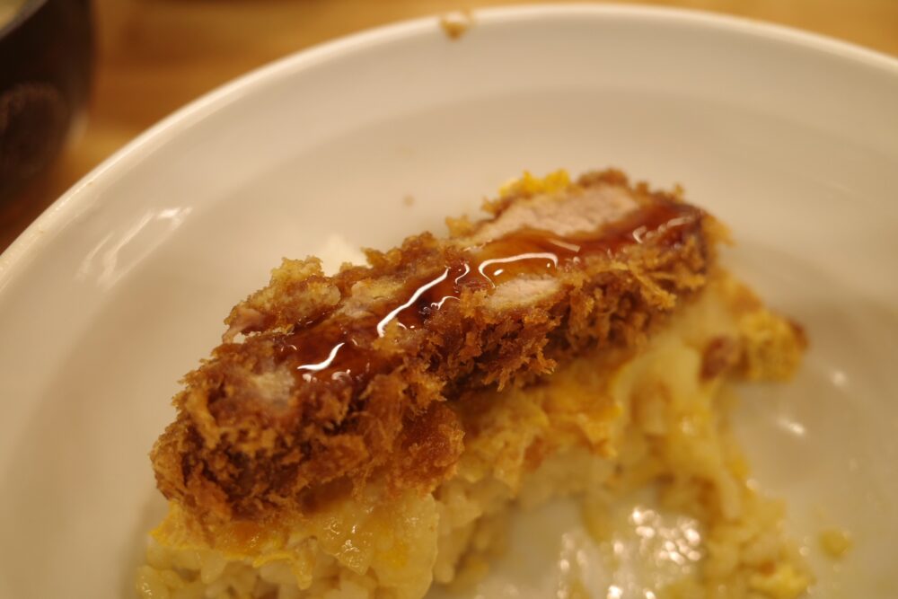 ソースをかけたロースかつ