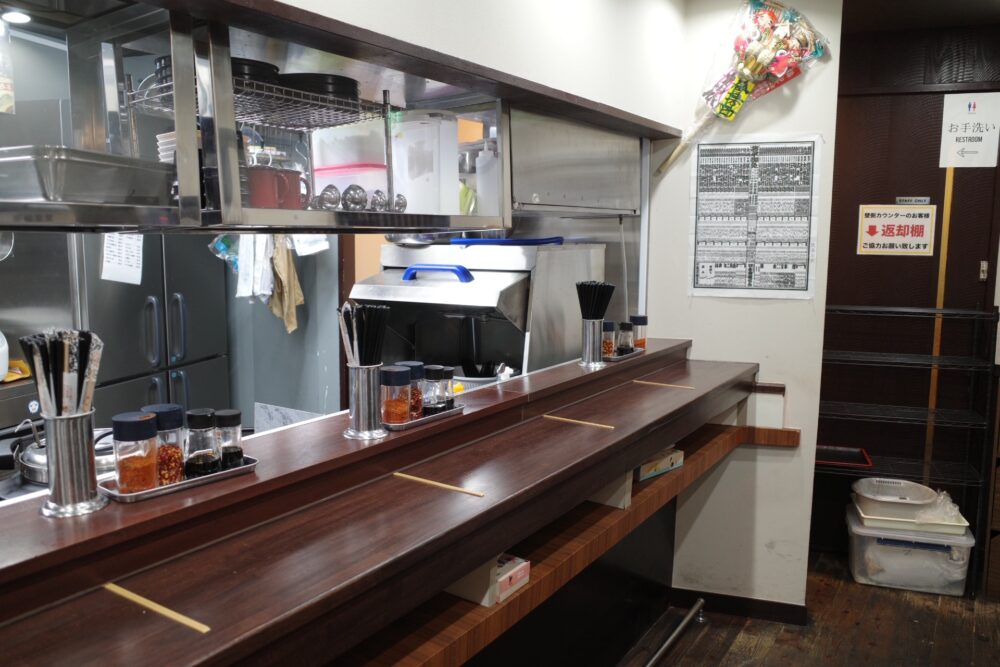 立喰いそば梅市さん店内