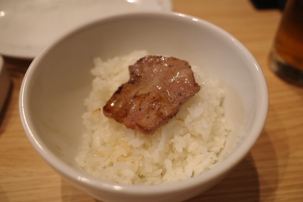 牛タンをのせたご飯