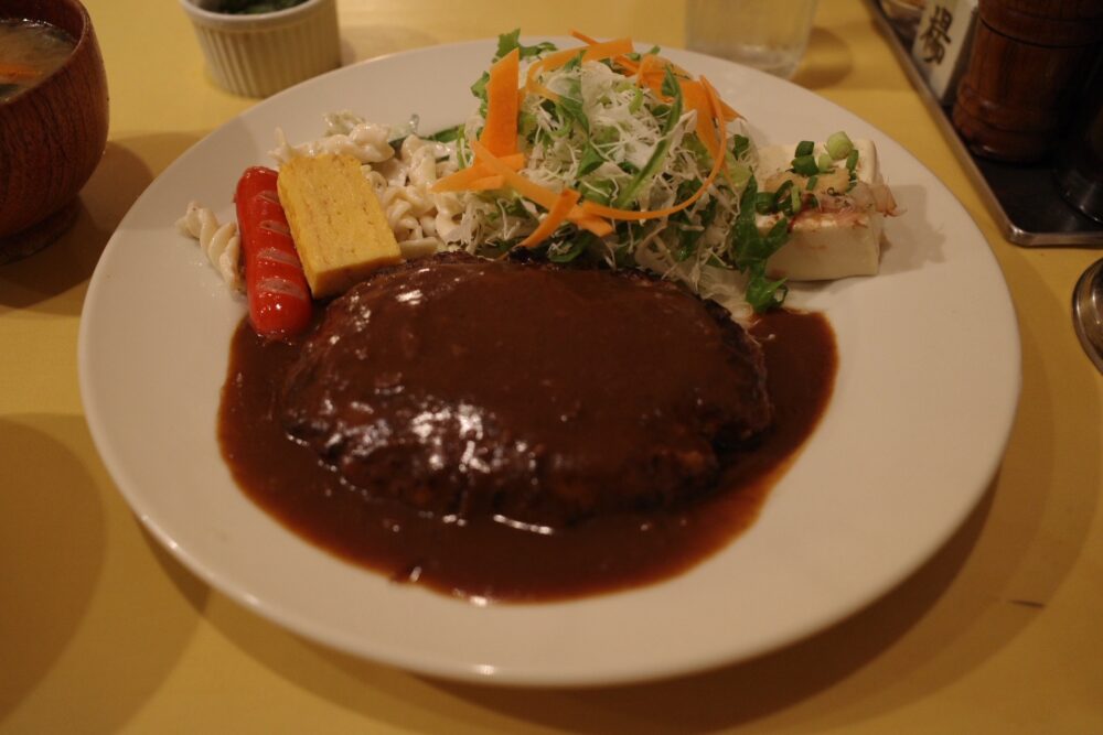 デミグラスソースハンバーグサラダ